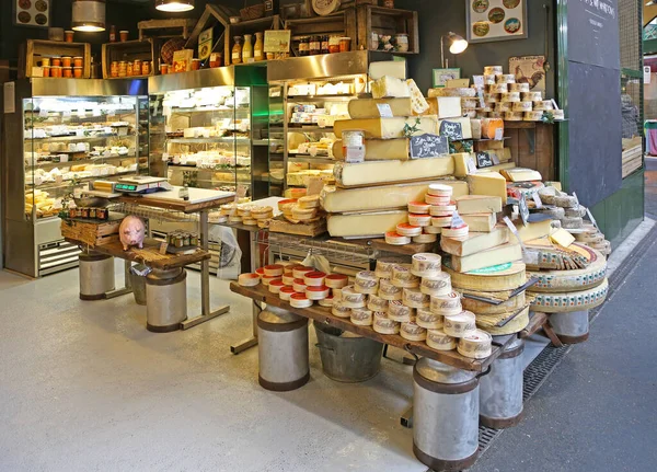 ロンドン イギリス 2013年11月20日 ボローマーケットショップでの販売のためのチーズの大規模な選択 — ストック写真