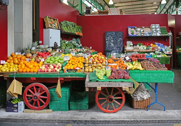 2013년 11월 20일 자치구 시장에서 과일과 야채의 다양성 — 스톡 사진