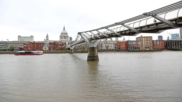 ロンドン イギリス 2013年11月20日 首都冬の日にテムズ川を渡るミレニアム橋 — ストック写真