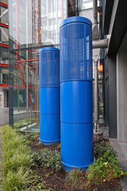 Şehirdeki Modern Binadaki İki Uzun Mavi Havalandırma Ünitesi