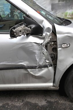 Kırılan Kapı Hasarlı Gümüş Araba Trafik Kazası Sigorta
