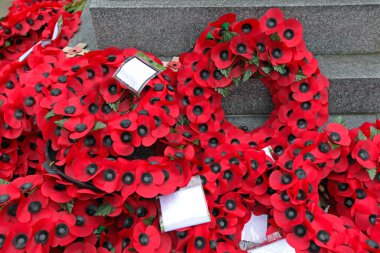 Savaş Anıtı 'nda Kırmızı Plastik Gelincik Çiçekleri Hatıra Çelenkleri
