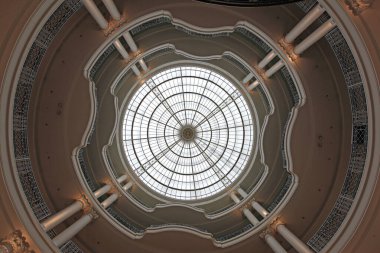 Eski Bina 'daki Yuvarlak Tavan Tavanı Penceresi Yapısı