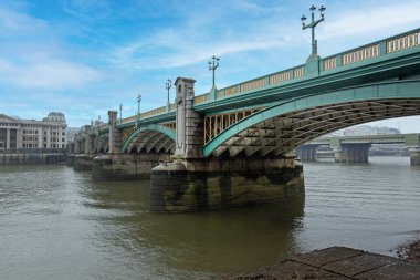 Southwark Köprüsü Londra Kış Günü 'nde Thames Nehri' nin üzerinde.