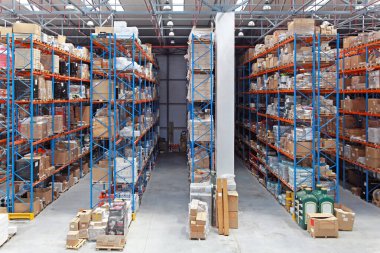 Dağıtım Merkezi Tamamlama Deposunda Yüksek Raflar