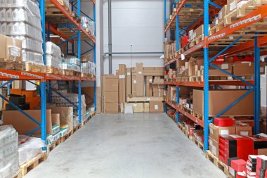 Dağıtım Merkezi Tamamlama Deposunda Paket Kutuları
