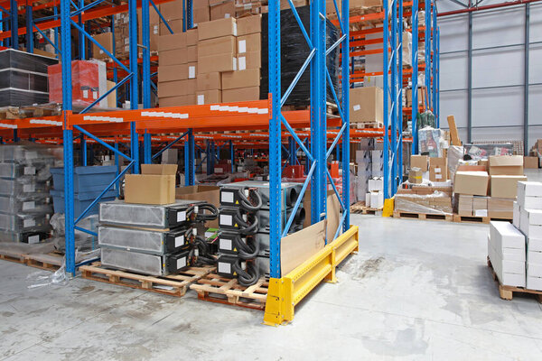 Хранение промышленных деталей Hvac на полке в распределительном складе