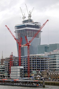 Londra, Birleşik Krallık - 25 Ocak 2013: Thames Nehri Kış Günü 'nde Büyük Gökdelen İnşaat Alanı.