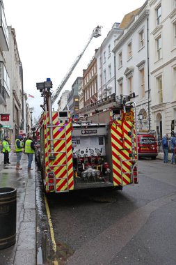 Londra, Birleşik Krallık - 28 Ocak 2013: İtfaiyeciler Acil Durum Ekipmanları Başkent Kış Günü 'nde Albemarle Caddesi' nde.