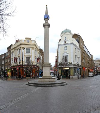Londra, Birleşik Krallık - 28 Ocak 2013: Başkent Kış Günü 'nde West End' de Sundial Seven Dials Yolu kavşağı kavşağı.