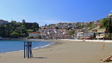 Ulcinj, Karadağ - 18 Nisan 2011: Sunny Spring Day 'de Old Town' da Küçük Kumlu Halk Plajı.