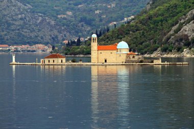 Perast, Karadağ - 17 Nisan 2011: Kotor Körfezi Bahar Gününde Ada 'daki Kayalıkların Hanımefendisi Kilisesi.