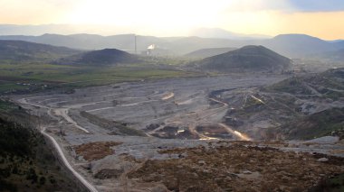 Pljevlja, Karadağ - 21 Nisan 2011: Açık Çukur Kömür Madeni Kazma Alanı Hava Görünür Hava Kirliliği.