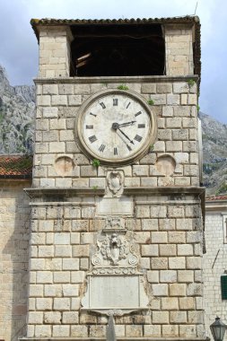 Kotor, Karadağ - 15 Nisan 2011: Eski Kotor İlkbahar Günü 'nde Taş Kule' de Kamu Saati.