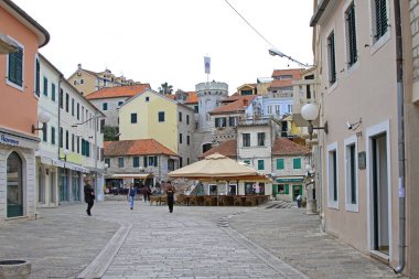 Herceg Novi, Karadağ - 17 Nisan 2011: Eski Kuleli Kasaba Meydanı.