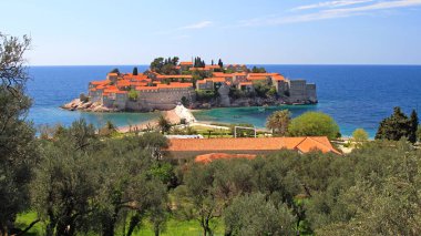 Sveti Stefan, Karadağ - 18 Nisan 2011: Adriyatik Denizi Adasındaki Tatil Kasabası Sunny Spring Day Panorama.