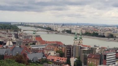 Tuna Nehri 'nin ortasında Margit Sziget Adası Yaz Panorama Budapeşte Macaristan