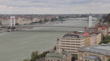 Tuna Nehri üzerindeki Elizabeth Köprüsü Panorama Budapeşte Macaristan Gökyüzü Bulutları Yaz Günü
