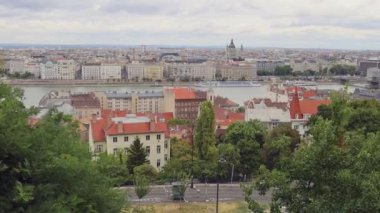 Macaristan 'ın başkenti Budapeşte' deki Tuna Nehri Bulutlu Yaz Günü Yakınlaşması