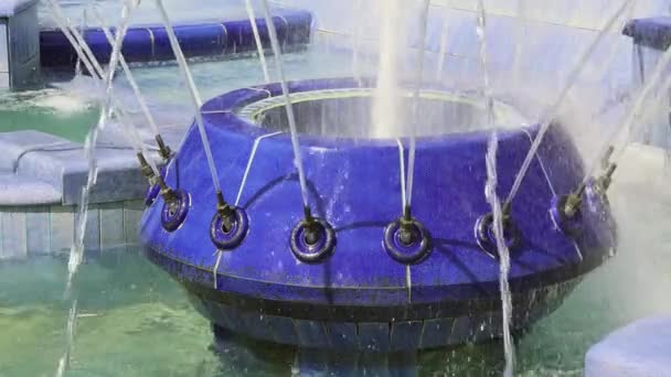 Hoge Druk Water Sproeiers Blauwe Tegels Fontein Oriëntatiepunt Zomer Dag — Stockvideo