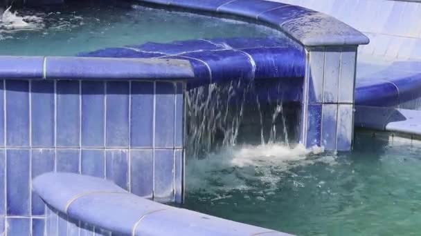 青いタイルの水カスケード滝 噴水ランドマーク夏の日 — ストック動画