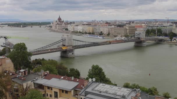 夏のブダペストのダヌーブ川を越える歴史的なチェーンブリッジの改装 — ストック動画
