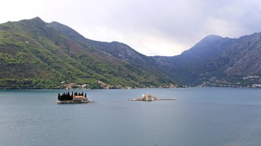 Karadağ 'daki Kotor Körfezi' ndeki Rocks Kilisesi ve St. George Manastırı Adaları Leydimiz.