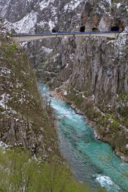 Karadağ 'da Soğuk Tara Nehri üzerindeki Yüksek Köprü Kış mevsiminde Scepan Polje yakınlarında