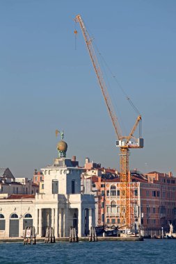 Venedik, İtalya - 19 Aralık 2012: Şehir Merkezindeki Tarihi Ladmark İnşaat Alanında Uzun Turna Kış Günü.