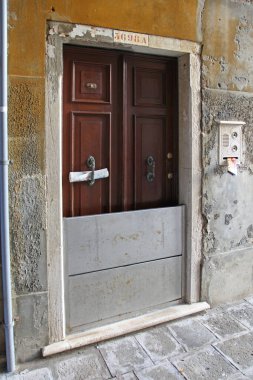 Venedik, İtalya - 19 Aralık 2012: Şehir Sel Koruma Merkezi 'nde Ön Kapı Sokak Girişinde Çifte Metal Bariyer.