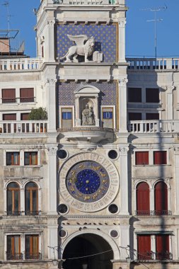 Venedik, İtalya - 19 Aralık 2012: Ünlü St. Marks Saat Kulesi Aslan Tarihi ve Zodiac Saat Çevirmeli Tarihi.