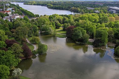 Bahar günü Hannover Almanya 'da Masch Park Gölü Yeşil Doğa Vahası Havadan Görünümü