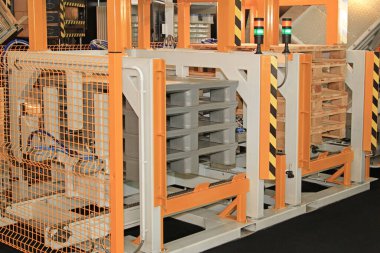 Kargo Paletleri Dağıtım Deposunda Değiştirici Sistemi