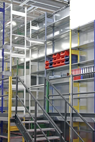 Interior Del Almacén Con Almacenamiento Moderno Del Sistema Estanterías Metal —  Fotos de Stock