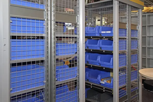 Cajas Cajas Contenedores Plástico Estanterías Almacenamiento Con Alambre Seguridad Almacén —  Fotos de Stock