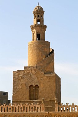 Kahire 'deki İbn-i Tulun Camii' nin ünlü Spiral Minaresi. Tarihi eser.