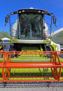 Buğday için Dönen Başla Büyük Hasat Birleştiricisinin Ön Görünümü