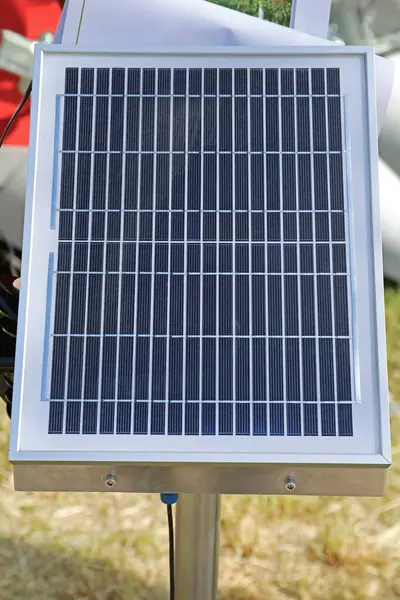 Kendi Ayakta Duran Fotovoltaik Güneş Paneli Enerji Hücresi Bahçede — Stok fotoğraf
