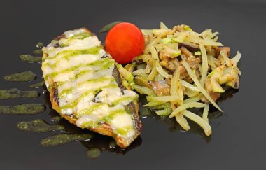 Black Plate 'de sebzeli ızgara balık filetosu.