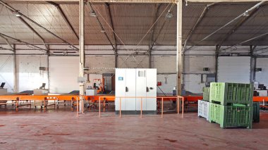 Dağıtım Deposundaki Taşıyıcı Sistem için Güç Elektronik Kabinesini Kontrol Et