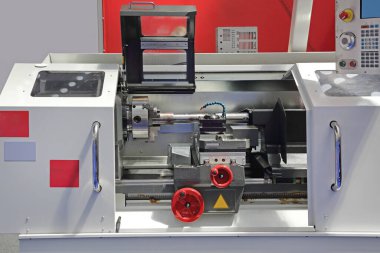 Metal atölyesindeki Lathe Makine Aracı Üretimi