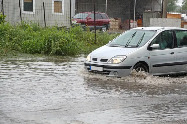 Наводнения Автомобиле Проезжающем Затопленной Дороге — стоковое фото