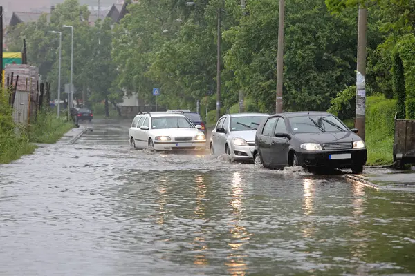 Many Vehicles Driving Flooded Street Water Floods — Stock Photo, Image