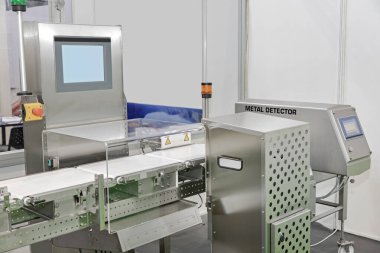 Gıda Üretim Fabrikasında Dinamik Ağırlık Kontrol Makinesi ve Metal Detektörü