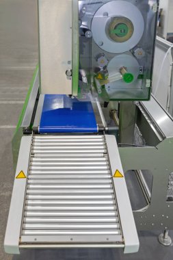Fabrikadaki Otomatik Labeler Otomatik Üretim Hattı 'nda Taşıyıcı Yuvarlayıcılar