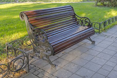 Şehir parkında eski tarz döküm demir ve ahşap tezgah.
