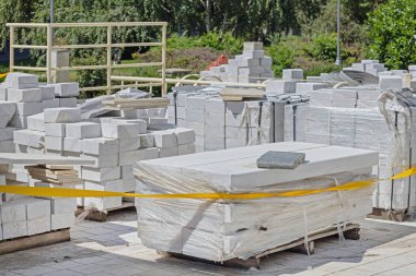 Palletler İnşaat Alanı 'ndaki Beyaz Mermer Taş Bloklar