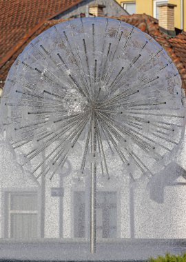 Şehir Kavşağında Su Fıskiyesi Karahindiba Şekli 'ni kapatın.