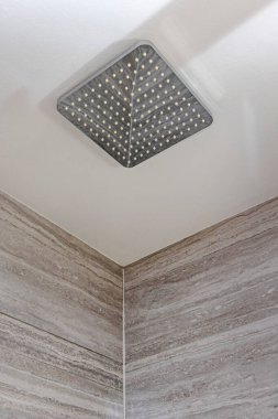 Modern Banyo Tavanında Sağanak Yağmurlu Başlık