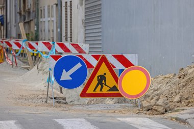 Şehirdeki Sokak İşletmeleri Okçuluğu Kapatma İşareti Uyarısı